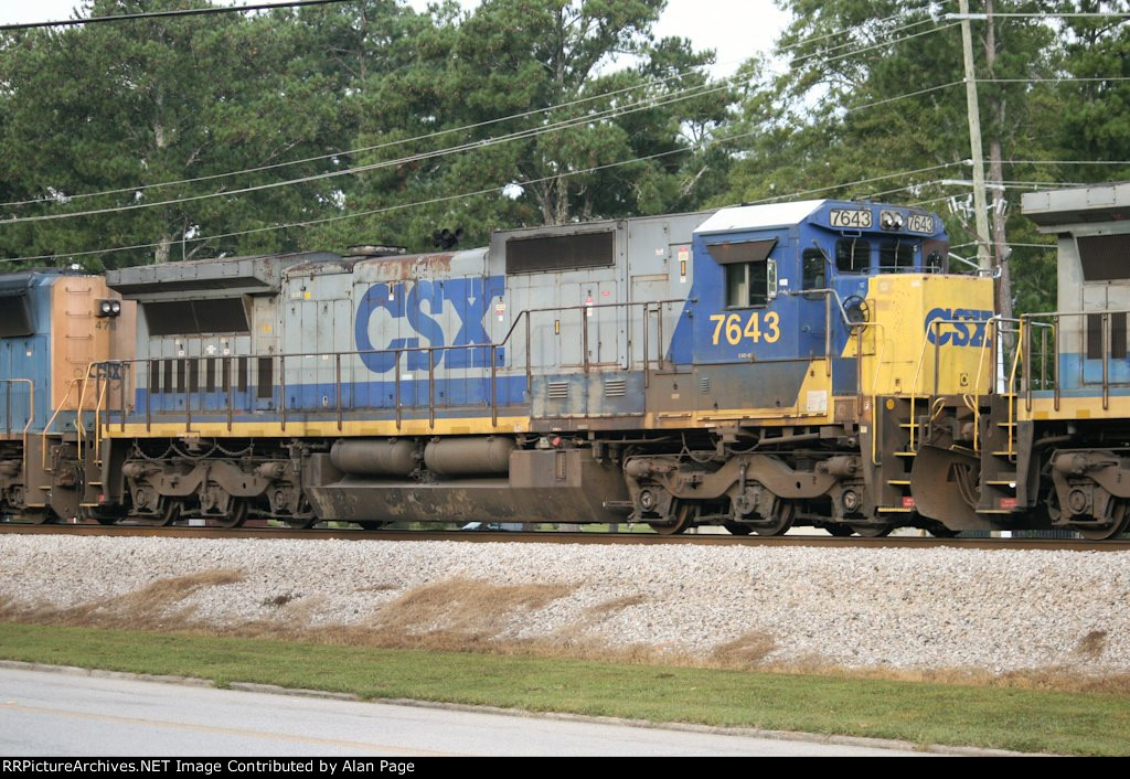 CSX C40-8 7643 runs second